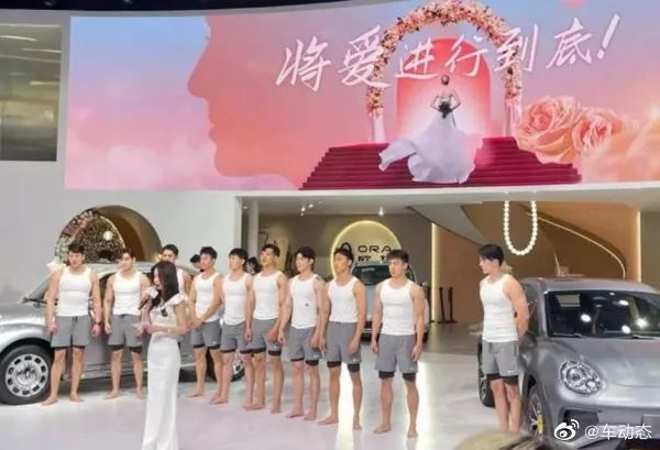砸车、摸胸、不雅照,宝马mini事件后续更魔幻了