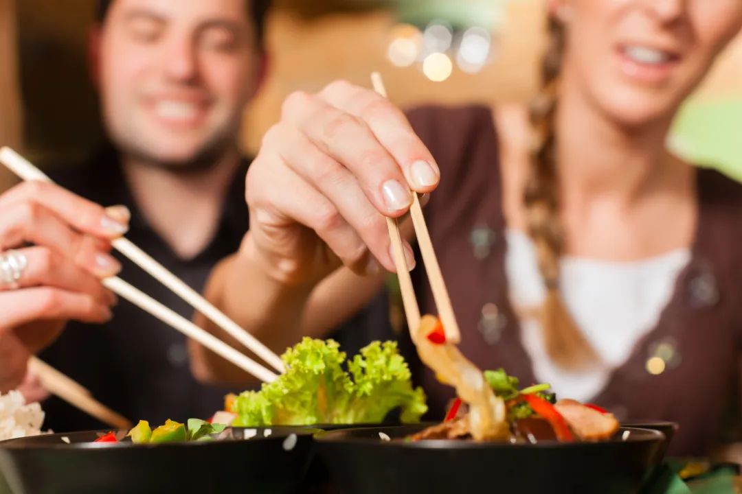年轻人越变越“抠”,原价购物的都是大冤种?