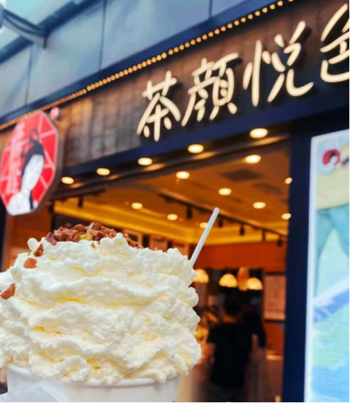 霸王茶姬向左，茶颜悦色向右