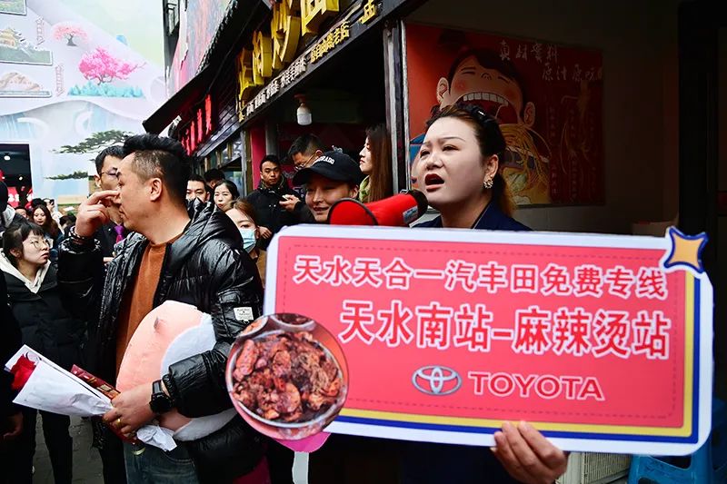 理发店连夜改成麻辣烫,全国吃货“捧花”天水麻辣烫,吃不起可“麻辣贷”
