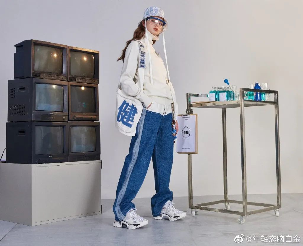 脑白金要卖咖啡了!蓝白色设计像药瓶,疑似“大翻车”?年轻网友:当我大冤种?