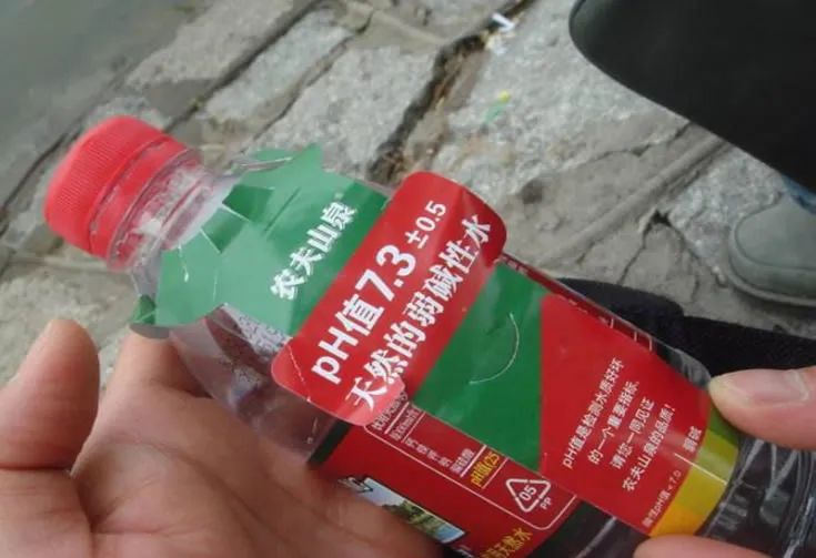 把水卖到50块一瓶,需要堆多少营销概念?