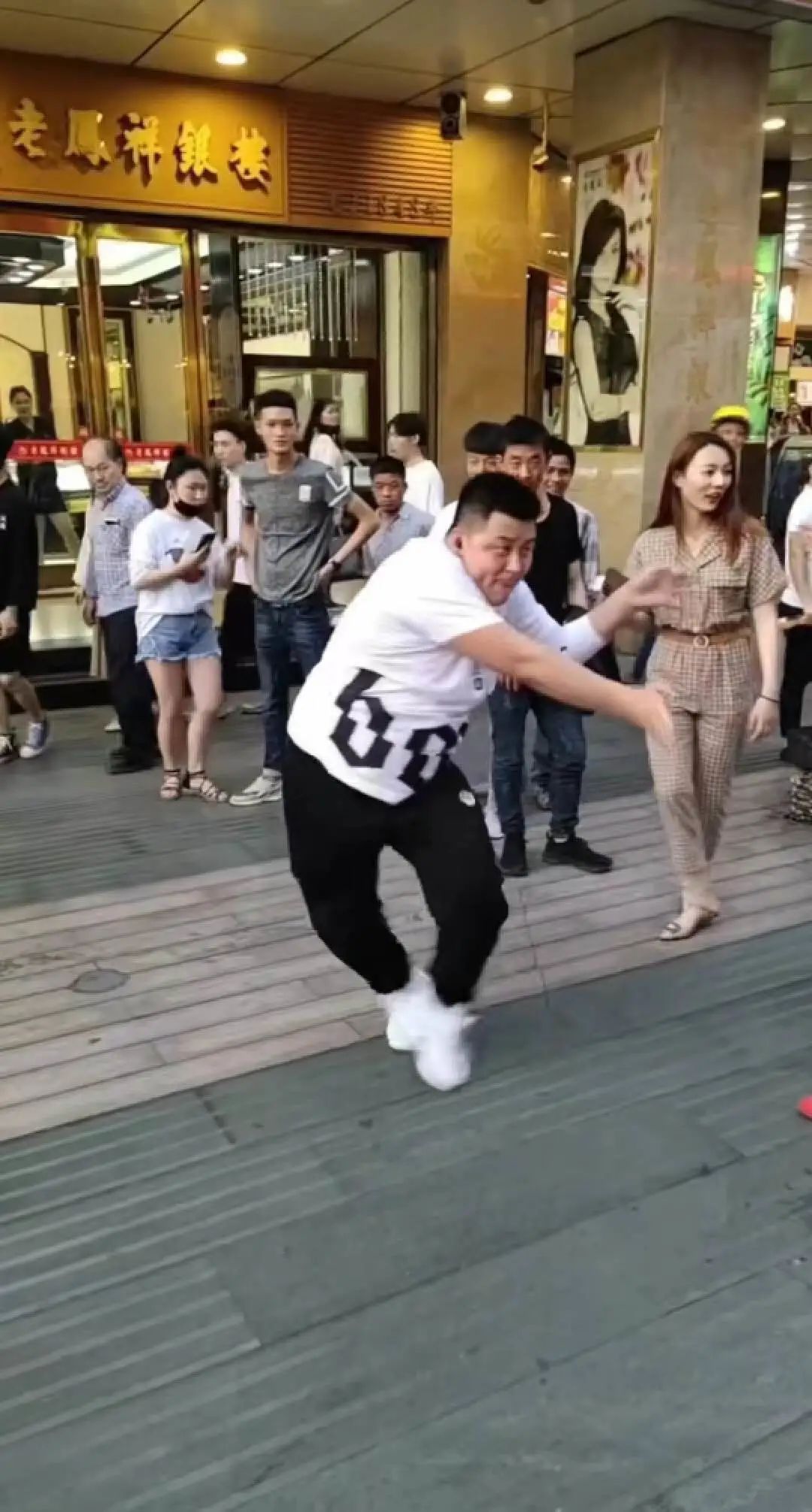 不拼才艺靠撒钱,这个网红30天涨粉571万