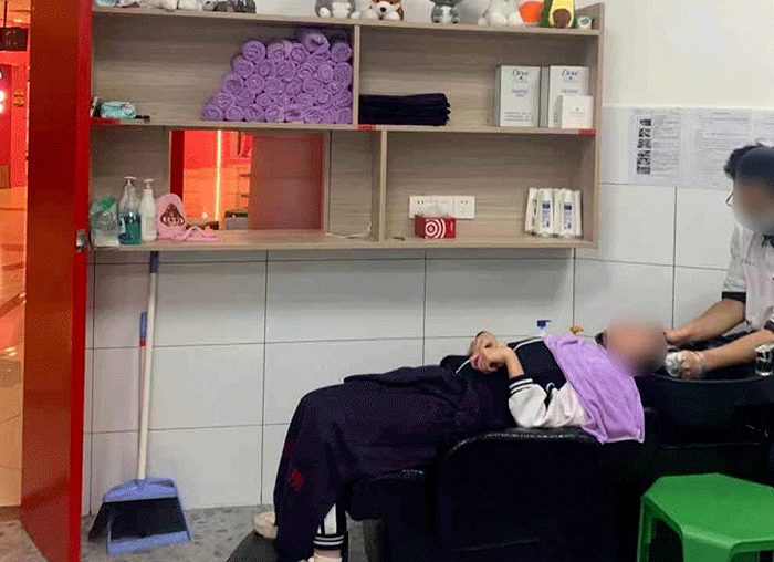 卡塔尔土豪也来海底捞了?让生日趴“社死”再升级!网友:除了寿星,其他人都好高兴!
