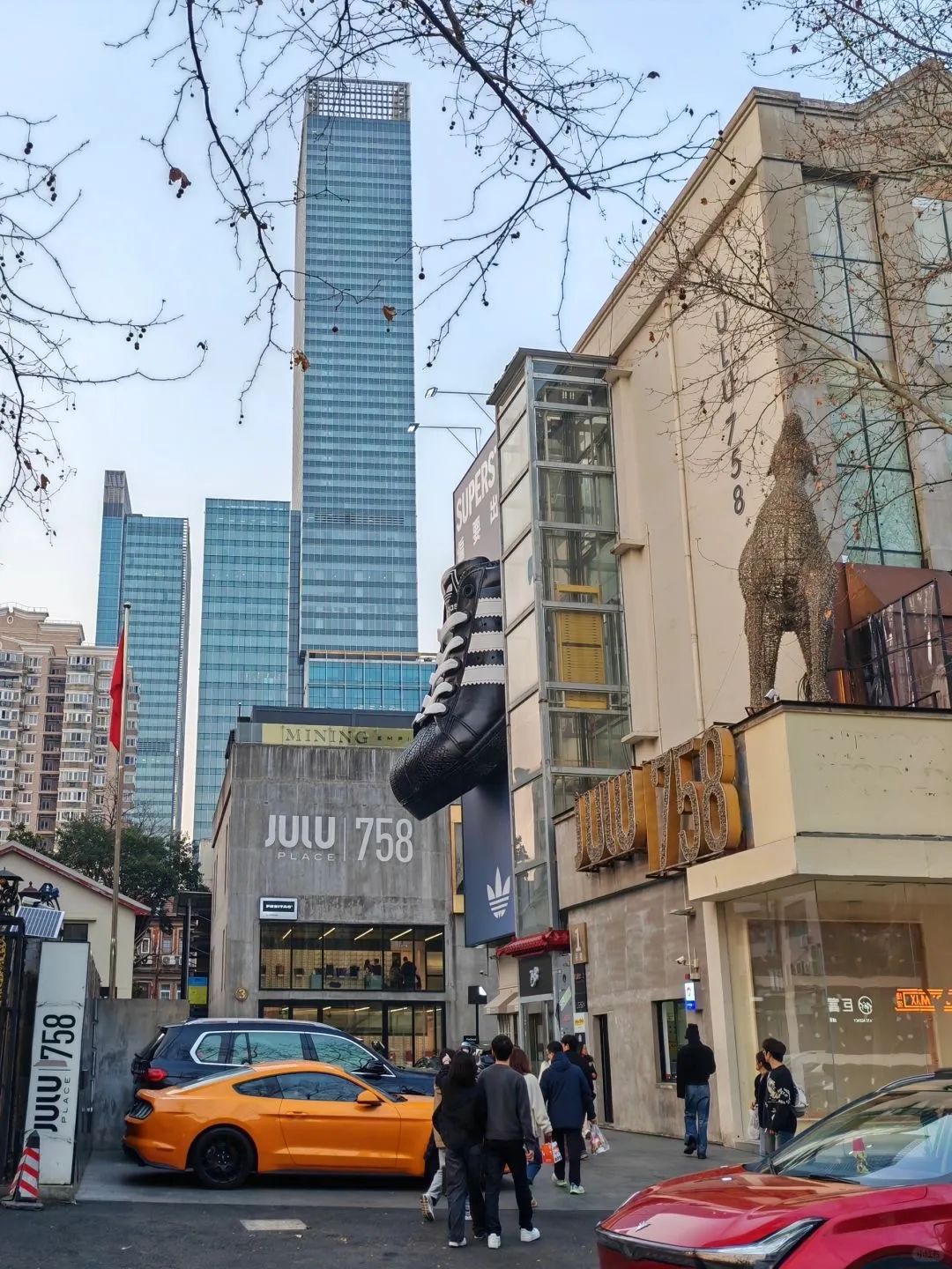 比&ldquo;无码裸胸照&rdquo;还炸裂，阿迪达斯户外广告又刷屏！