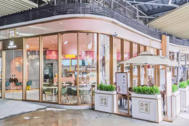 &ldquo;奈雪的茶&rdquo;换新LOGO，把自己改成了山寨店？字体太丑，名字拗口，毫无新意！网友：怎么瞬间变&ldquo;土&rdquo;了？