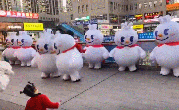 蜜雪冰城真会玩！表参道开店，涩谷街头激情蹦迪，搞懵日本行人！网友：感受一下你爱我我爱你的恐惧！