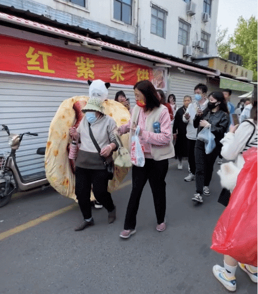 淄博烧烤出吉祥物?设计可爱又诡异......