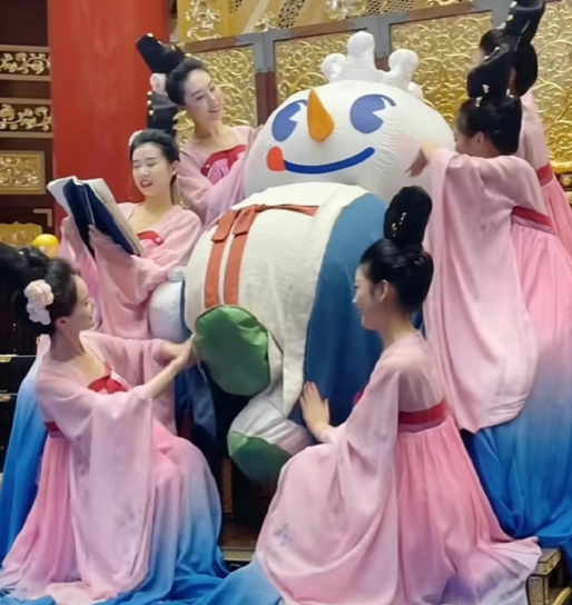 史上“最穷”蜜雪冰城代言人,网友:没咖硬抬!
