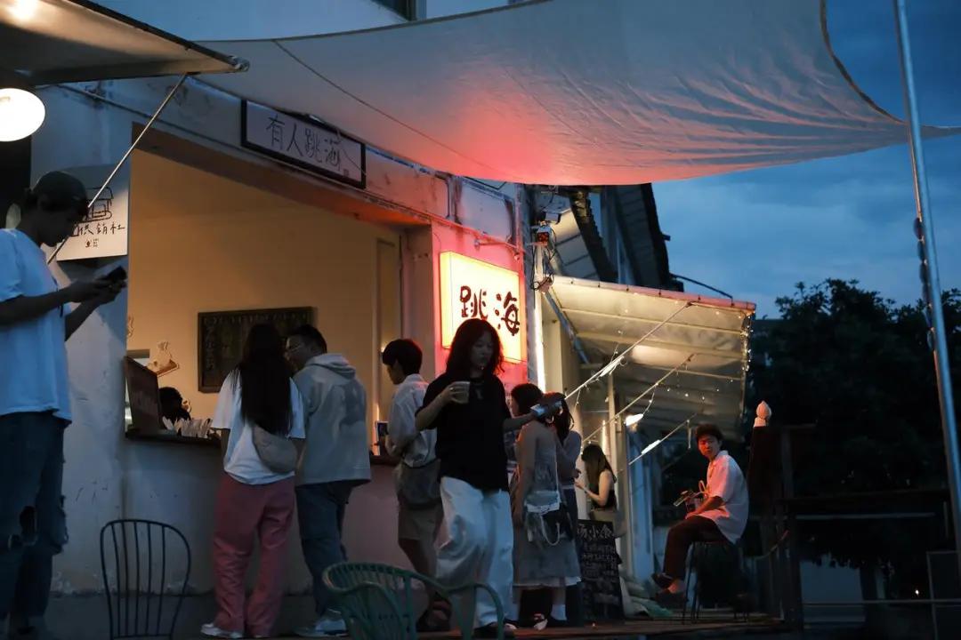从社区酒馆到年轻人的精神灯塔,「跳海」悄悄拿到了数千万融资