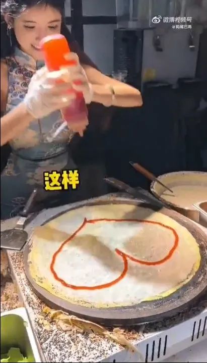 她被生父性侵多年,曾沦为大尺度百万网红,如今靠摊煎饼重生