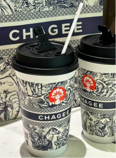 霸王茶姬向左，茶颜悦色向右