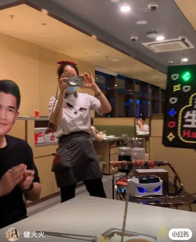卡塔尔土豪也来海底捞了?让生日趴“社死”再升级!网友:除了寿星,其他人都好高兴!