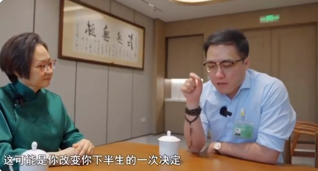 金星黄腔暗讽董明珠王自如热恋,大V证实恋情,大骂流氓男吃软饭