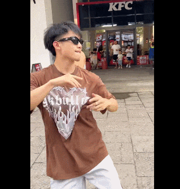 海底捞&ldquo;奶狗男模&rdquo;舔屏，比椰树椰汁还野！