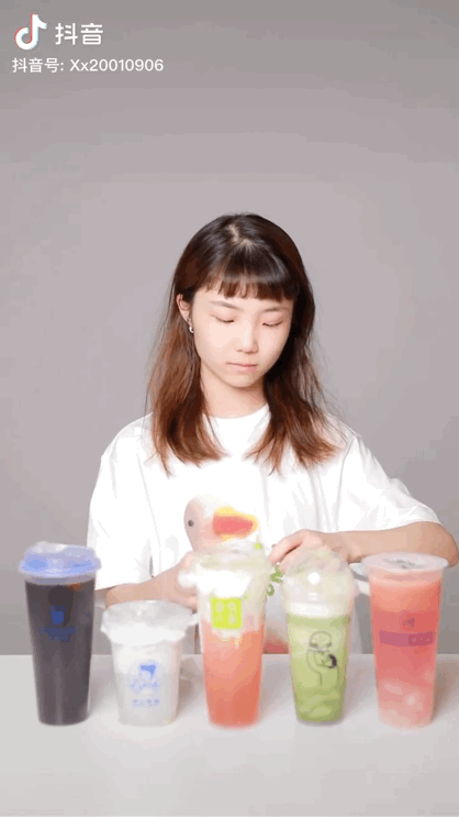 那个带火“多巴胺穿搭”的00后女孩,一个月涨粉300万 | 新榜专访