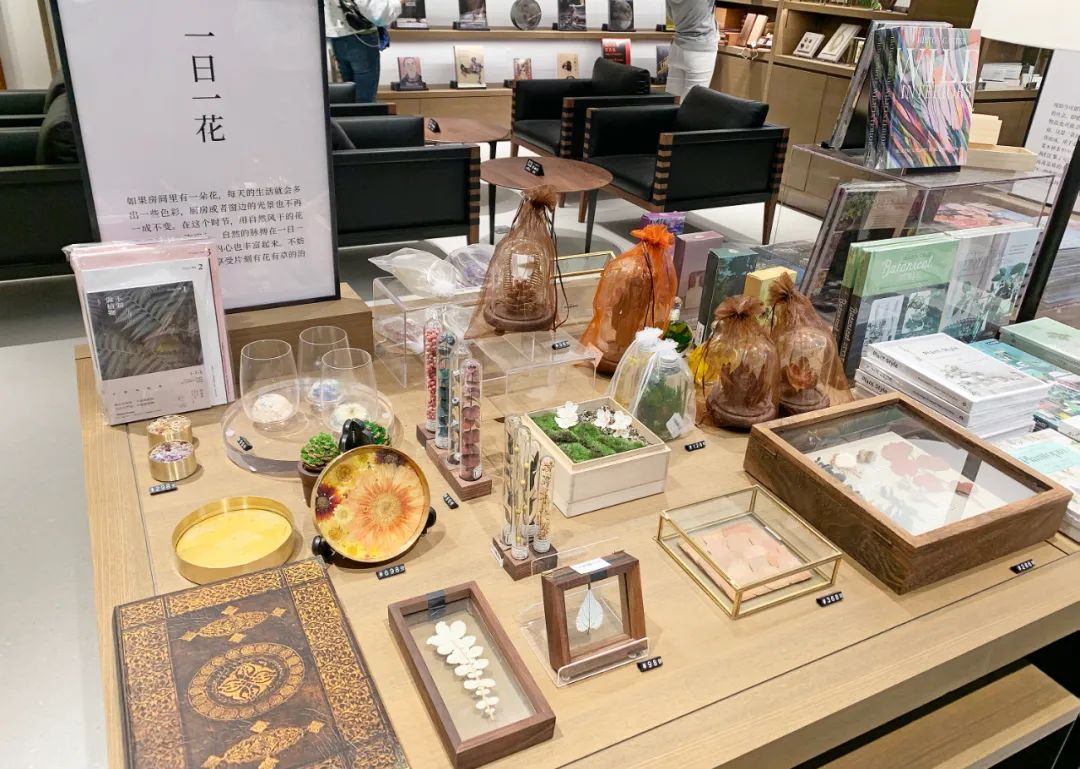 茑屋书店惨遭同行“复制粘贴”?店面设计几乎雷同,撞名日本第三书店!网友:你是李逵,还是李鬼?