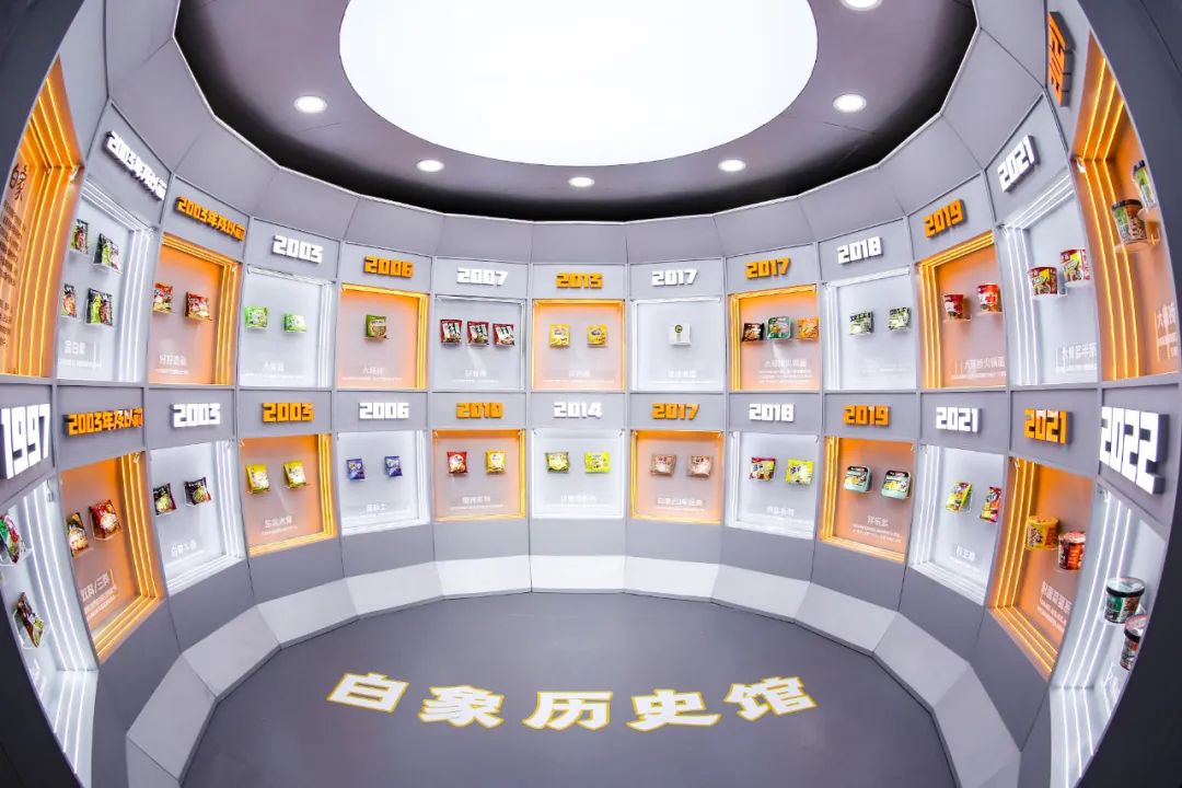 为什么这一届年轻人,都抢着去白象泡面工厂“打工”?