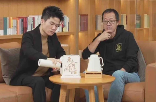 东方甄选,非要用直播回应负面舆情