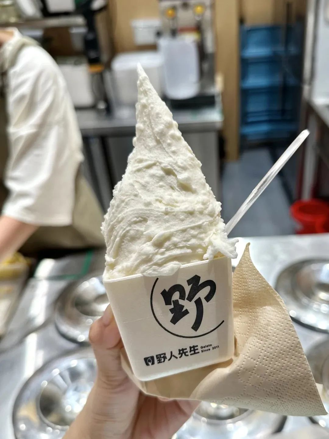 现场版“钟薛高”卖爆了!排长队只为啃纸质外壳??