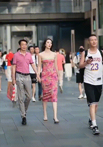 成都“牵手门”女主,“复活”在直播间