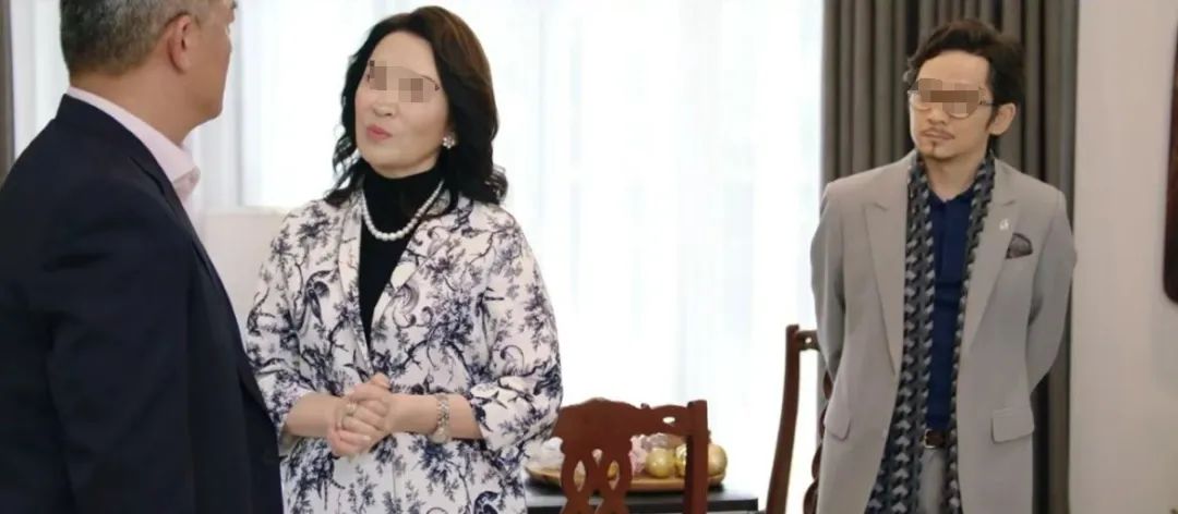 白嫖《新闻女王》代言,霸王茶姬赢麻了