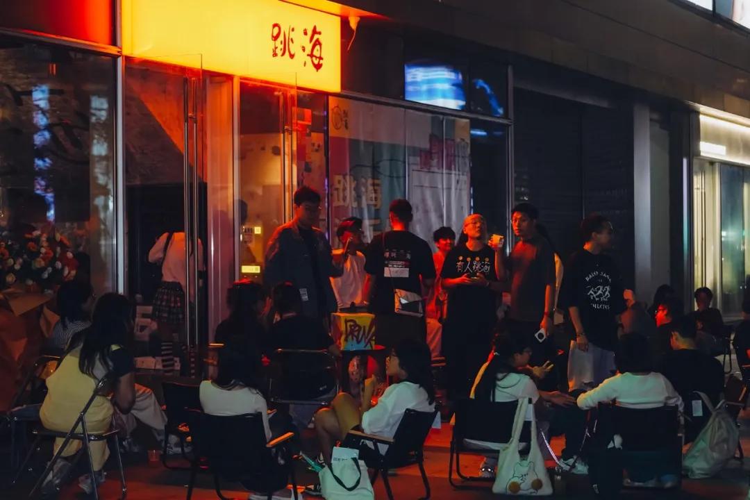 从社区酒馆到年轻人的精神灯塔,「跳海」悄悄拿到了数千万融资