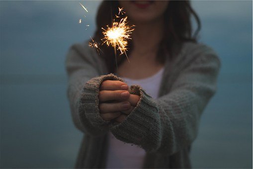 女sparkler-677774__340.jpg