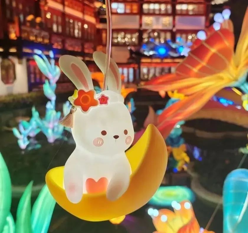 爱上烟花的年轻人，还是热衷找源头和玩盲盒那一套？