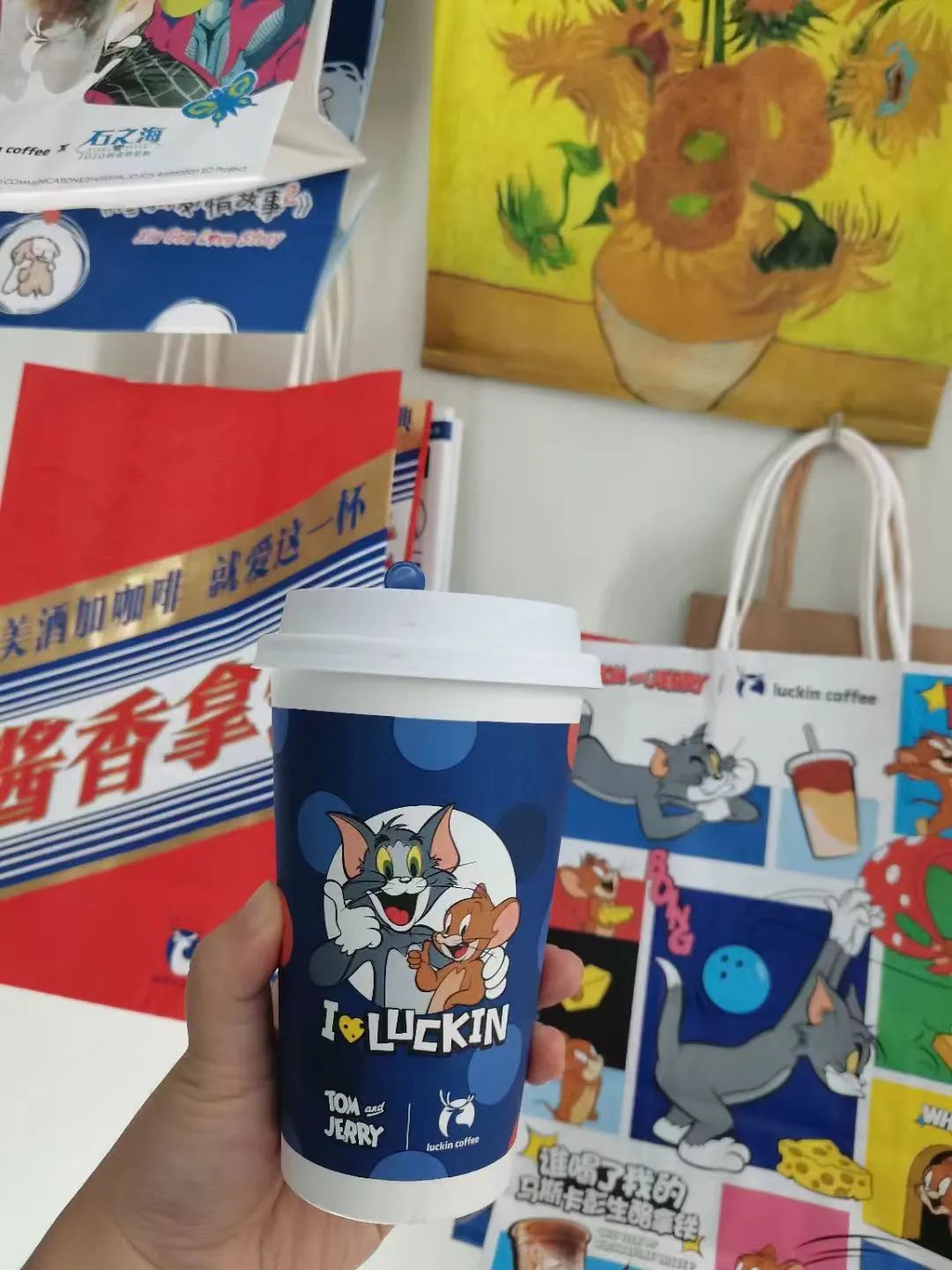 瑞幸联名猫和老鼠,苹果赢麻了