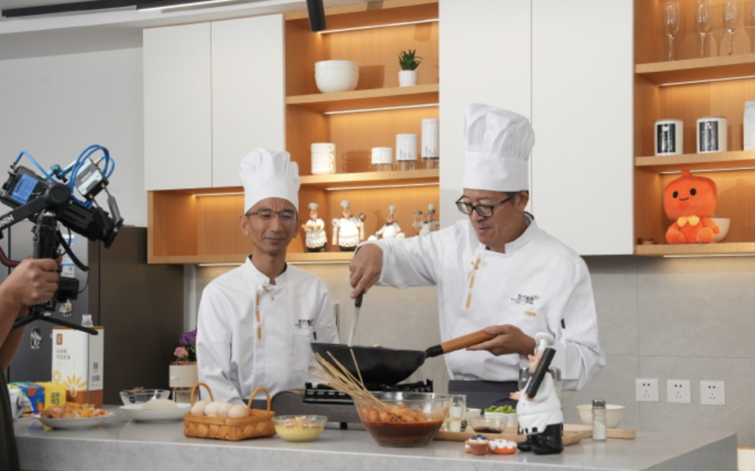 东方甄选“入淘”,董宇辉“留守”抖音