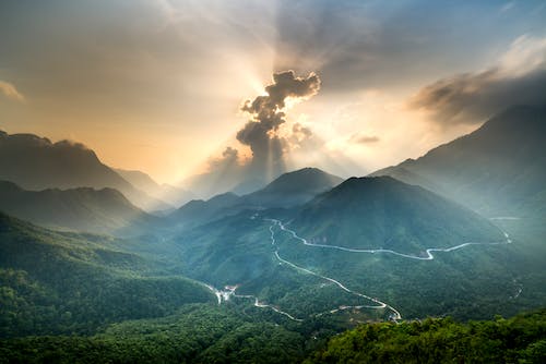 黄石跨境电商产业园(花湖机场投运一周年，“双枢纽”加速腾飞！)