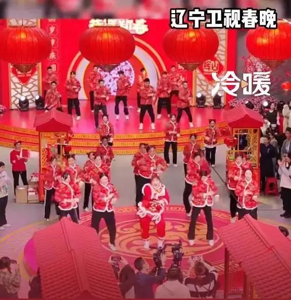 海底捞搞男团选秀101,内娱汗流浃背了...