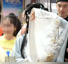 董明珠汉服造型曝光，网友：很像格力玫瑰空调&hellip;