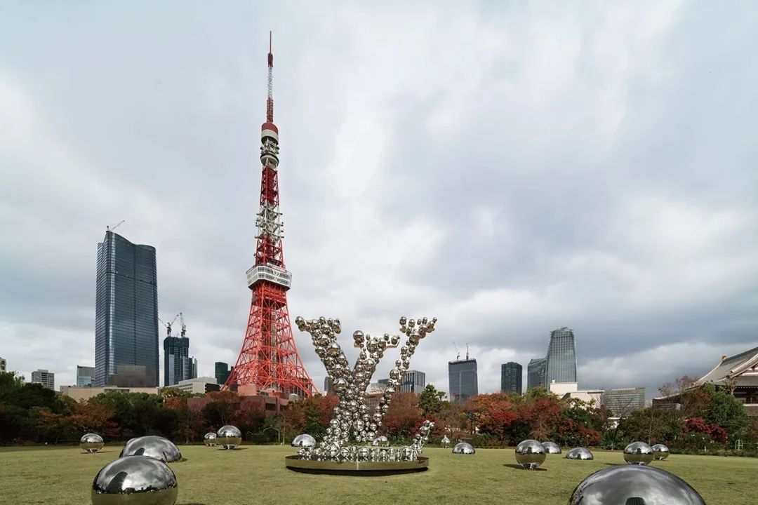 时隔10年!“LV X 草间弥生”又杀回来了!连东京塔都变成了“波点塔”!网友:阵仗确实大,但密恐麻了!