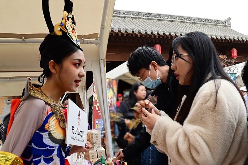 理发店连夜改成麻辣烫,全国吃货“捧花”天水麻辣烫,吃不起可“麻辣贷”