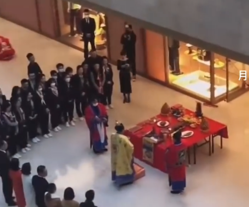 &ldquo;克走领导&rdquo;的Tiffany项链火了！耐克蚌埠住了