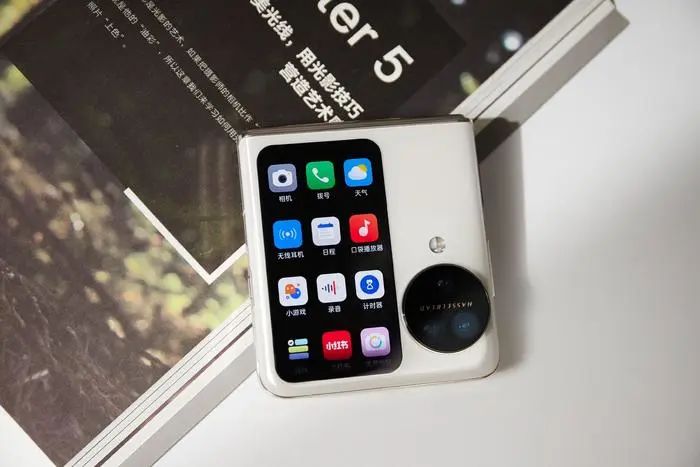 手机都进入折叠纪元了,蔚来手机还只想着做车钥匙