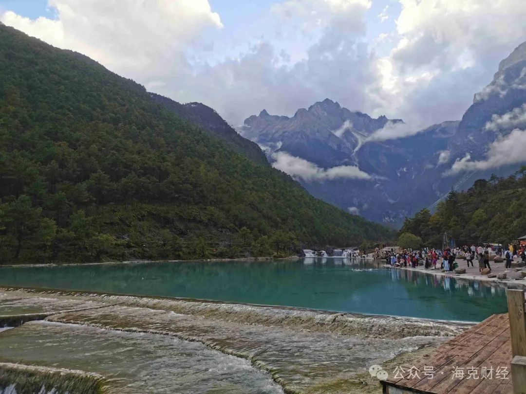 旅行博主,困在围城