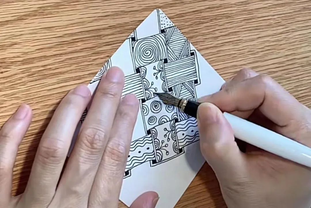 佛系挣钱的年轻人,拼命花钱买治愈