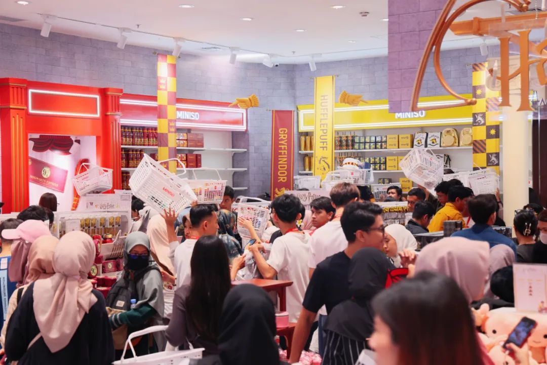 泡泡玛特,越来越像名创优品了