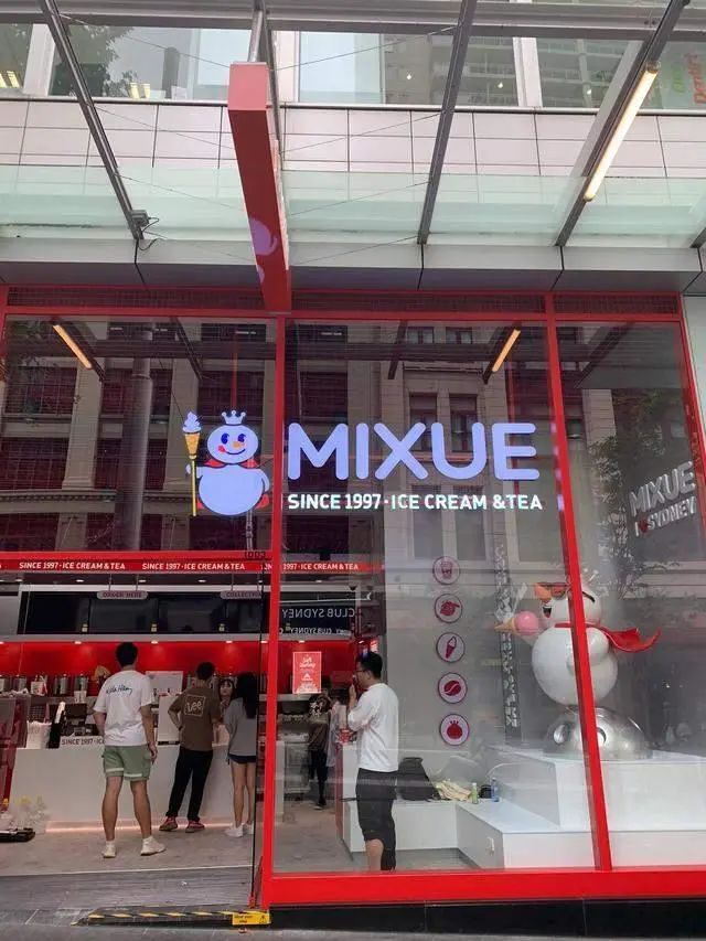 又土又嗨!蜜雪冰城造了“雪王城堡”,还没建成,就被疯狂打卡!网友:更符合中国人体质的迪士尼!