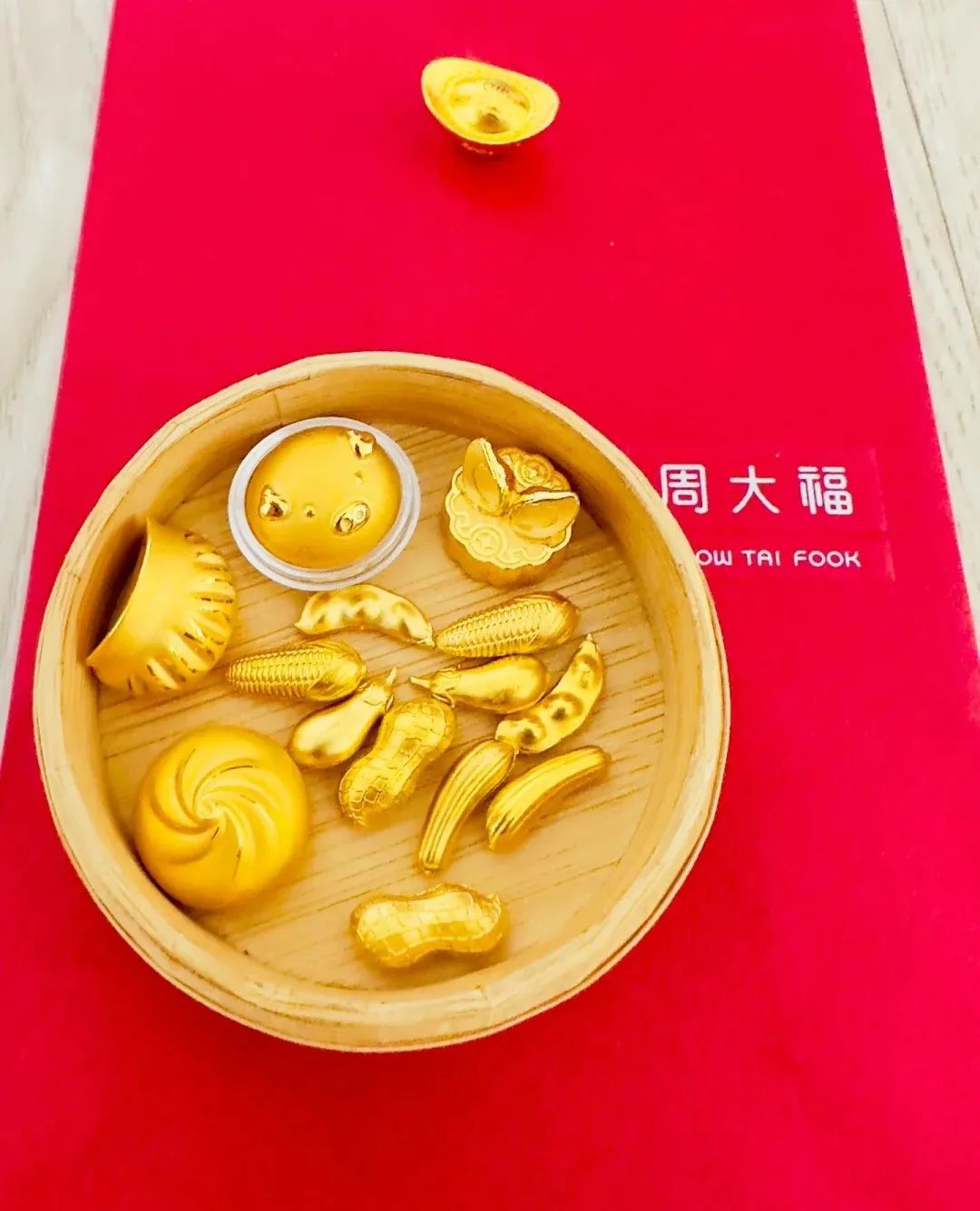 这家“不务正业”的金店,推出“黄金奥特曼”,引90后集体疯抢!网友:黄金做的光!谁还能说我幼稚!