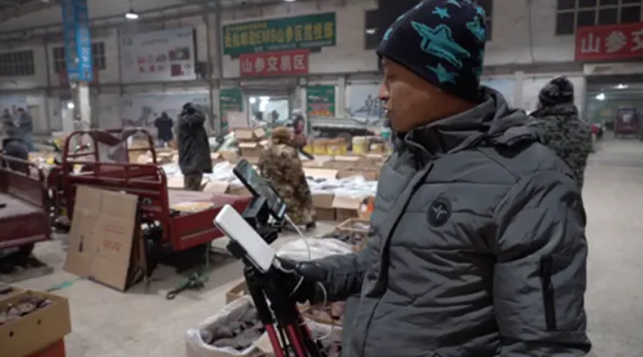 00后记者挑战做直播3场赚4千,这是什么概念?背后的一点思考