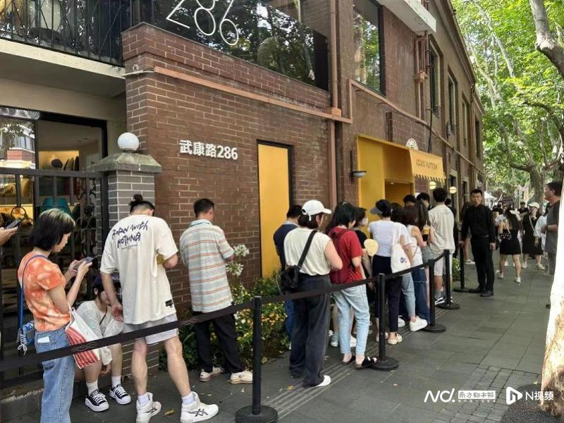 580拿下LV,上海人疯抢,全网吵翻了