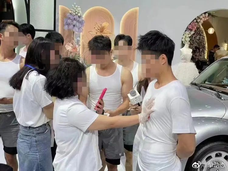 砸车、摸胸、不雅照,宝马mini事件后续更魔幻了