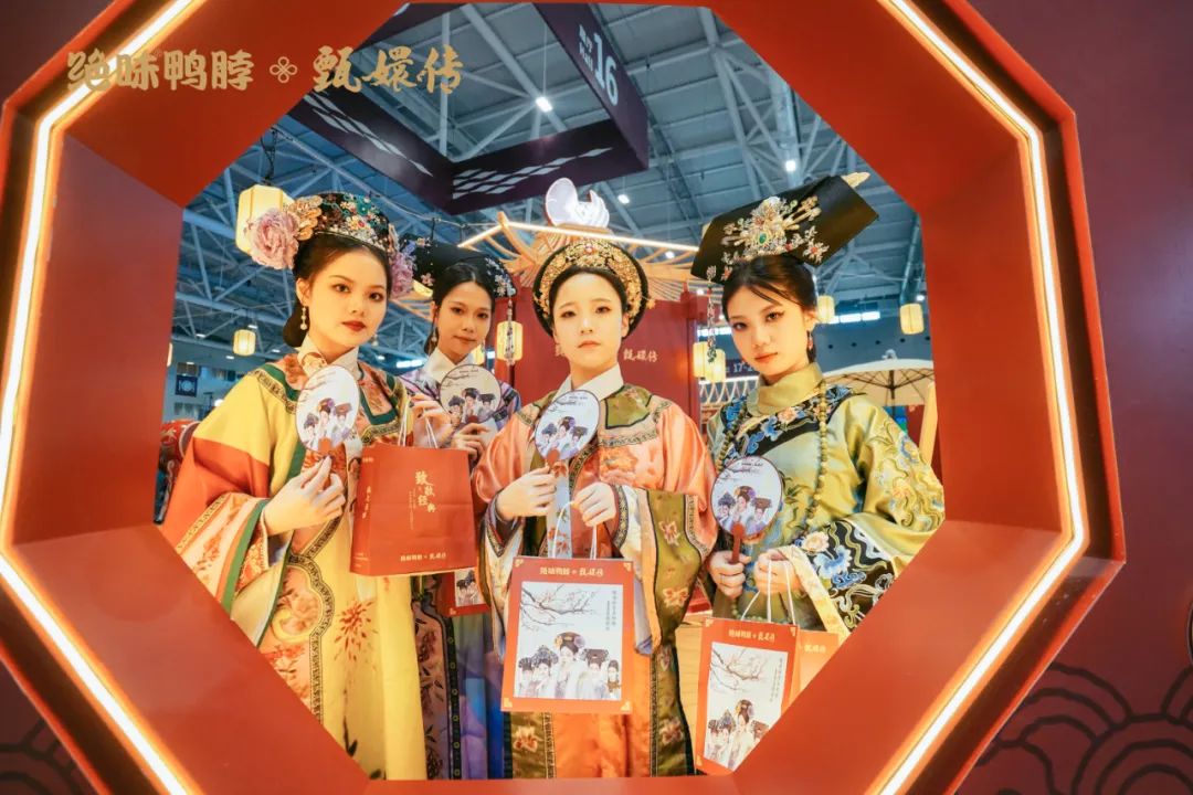 品牌联名大宣发时代来了?绝味鸭脖给行业打了个样