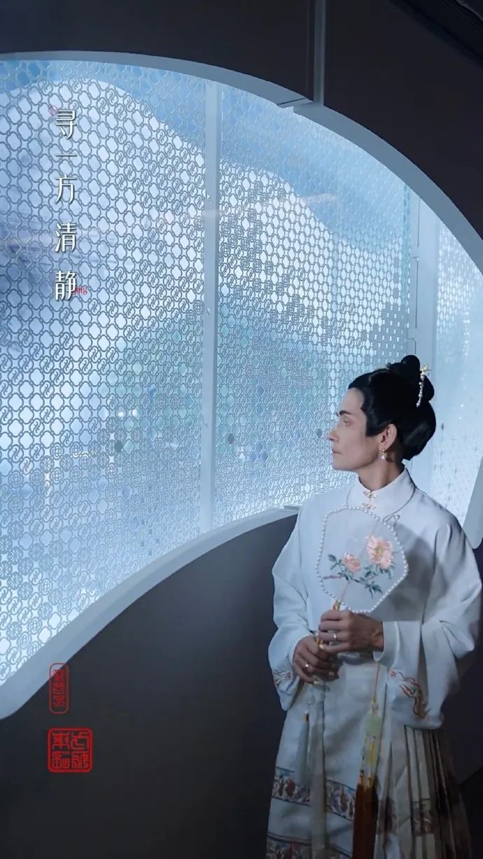 花西子审美上热搜,网友:这是照着李佳琦化的吗!