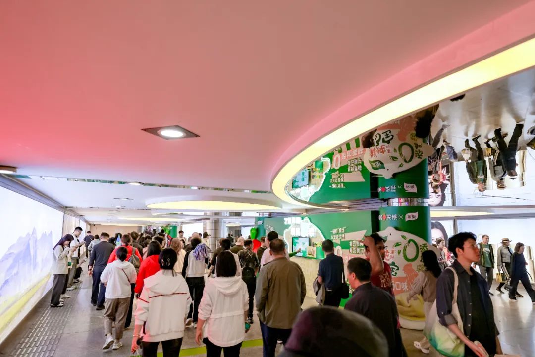 地铁广告还能这样玩?家乐的「去班味」装置出圈了