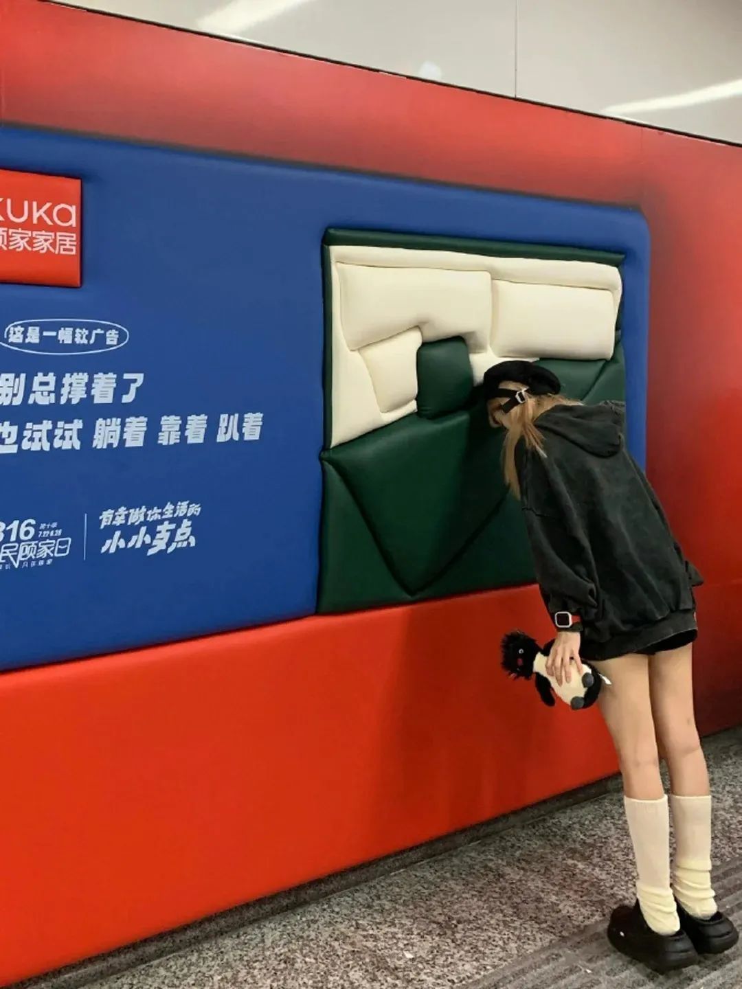 麦当劳阴间“上坟”地铁广告,比AI还离谱!